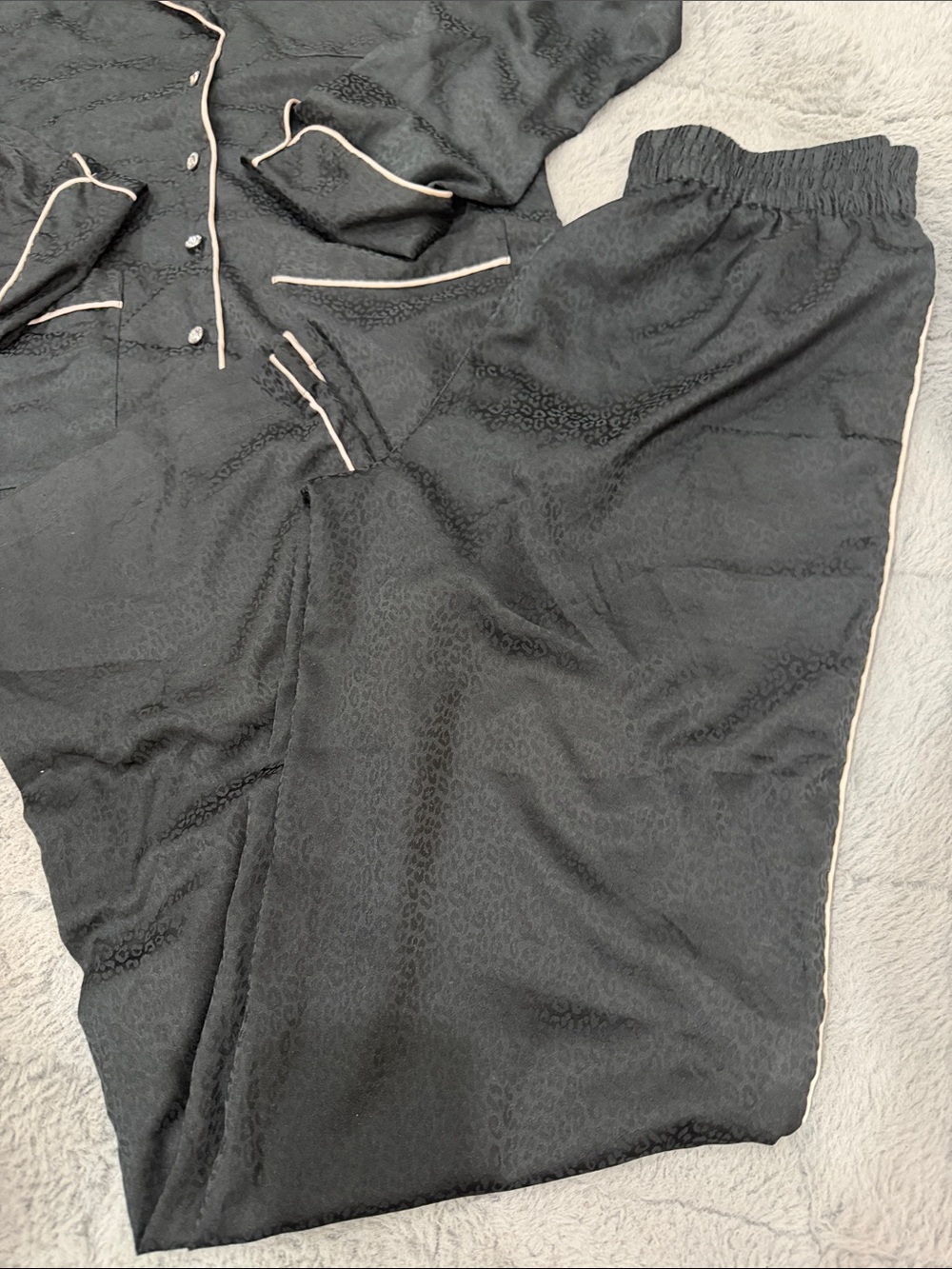Victoria’s Secret Women’s Black Satin Jacquard diamond button Limited Edition PJ - Picture 5 of 7